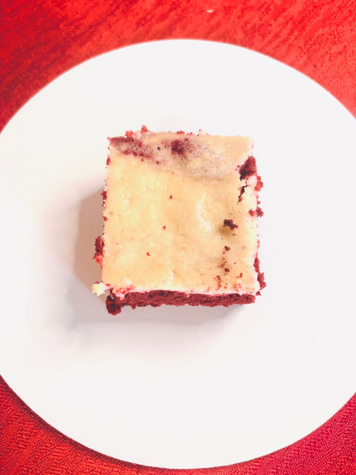 RED BROWNIE CON CHEESECAKE